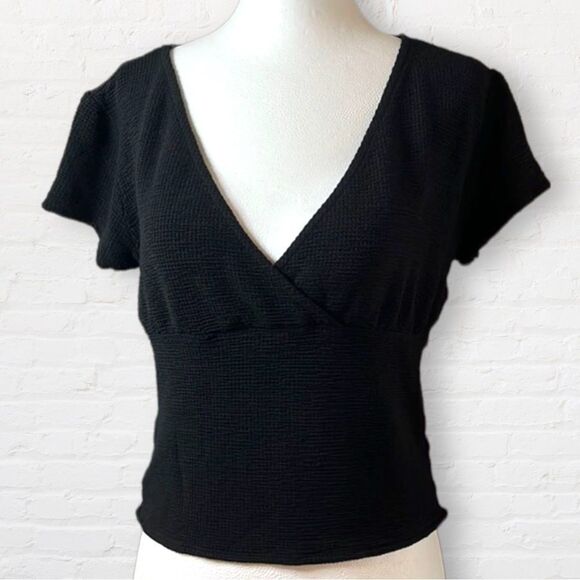 H&M Tops - 𝅺h&m black cap sleeve cropped crossover top V-neck waffle weave size medium